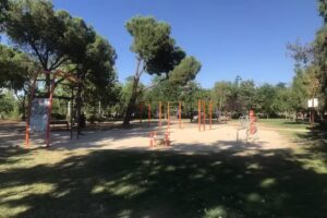 Área de entrenamiento físico y calistenia.