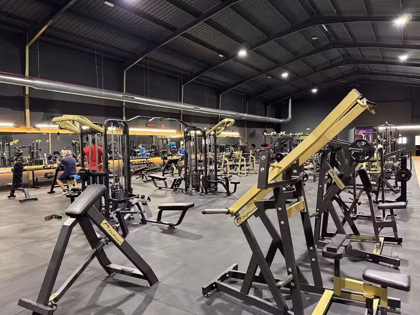 BETWEEN IRONS fitnes club