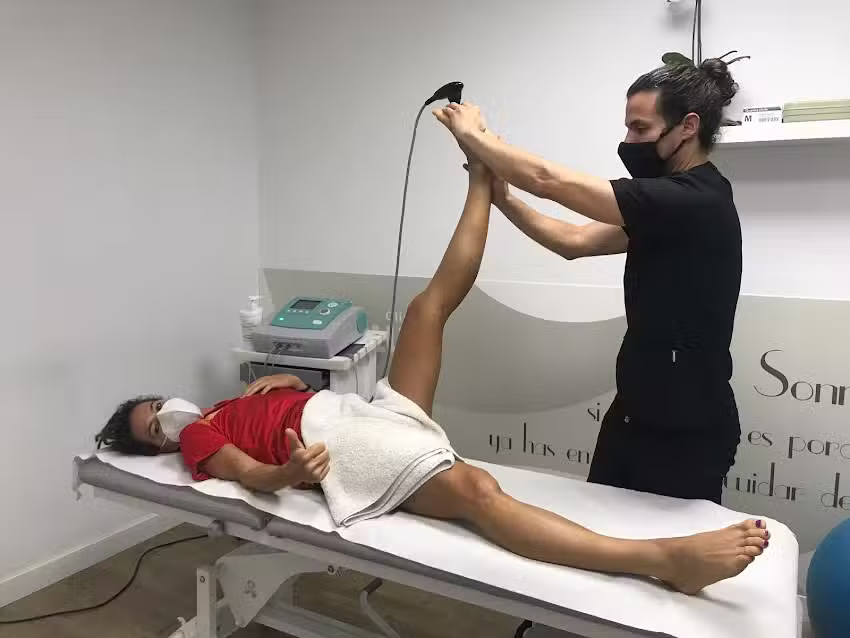 𝐂𝐥𝐢𝐧𝐢𝐜𝐚 𝐒𝐚𝐥𝐮𝐱. 𝐅𝐢𝐬𝐢𝐨𝐭𝐞𝐫𝐚𝐩𝐢𝐚, 𝐎𝐬𝐭𝐞𝐨𝐩𝐚𝐭𝐢𝐚, 𝐒𝐭𝐮𝐝𝐢𝐨 𝐝𝐞 𝐘𝐨𝐠𝐚 𝐲 𝐏𝐢𝐥𝐚𝐭𝐞𝐬 𝐞𝐧 𝐇𝐮𝐞𝐥𝐯𝐚.