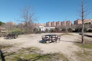 Gimnasio en el parque y mesas