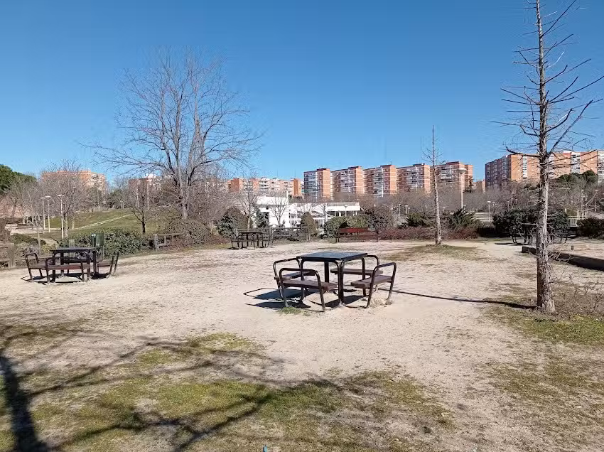 Gimnasio en el parque y mesas
