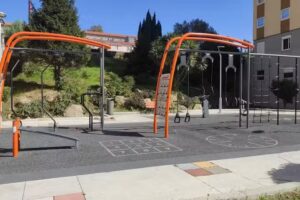 Gimnasio publico al aire libre de calle Emilia Pardo Bazan