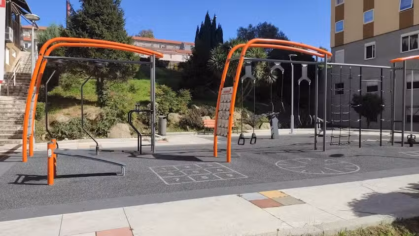 Gimnasio publico al aire libre de calle Emilia Pardo Bazan
