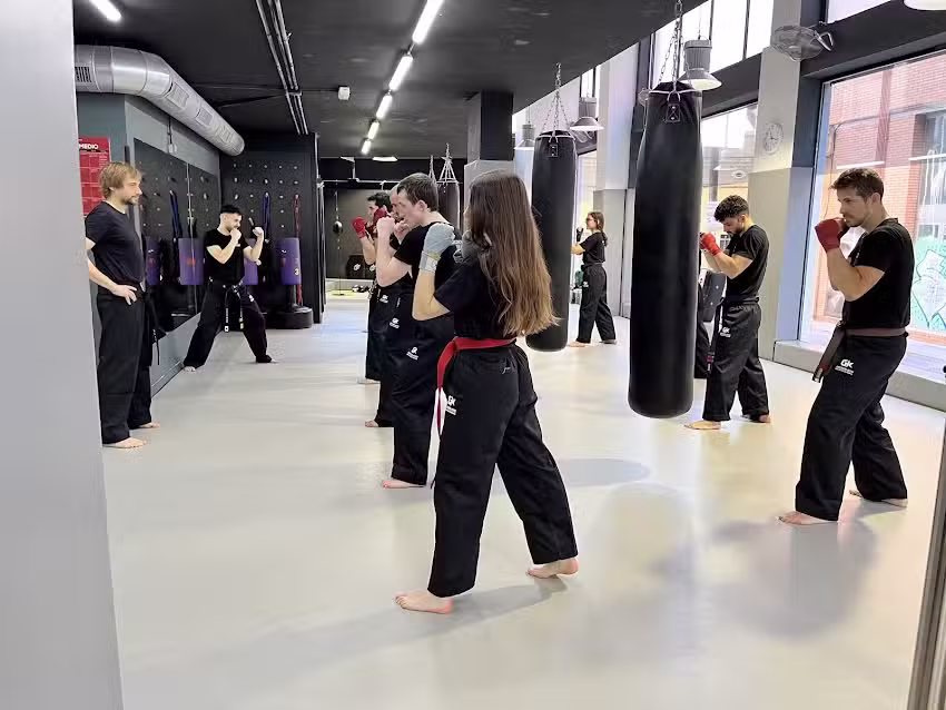 GOLDEN KYU LES CORTS | Artes marciales – Kick Boxing – Entrenamiento Personal