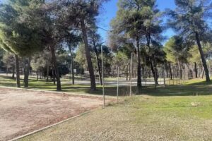 Pista de fútbol y pistas de baloncesto municipales