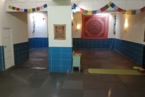 Sala de yoga y Pilates Isidro Surya Namaskar