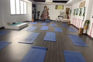 santosha tu centro de yoga