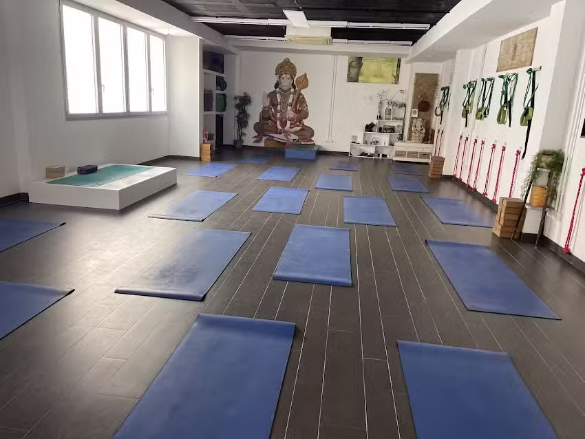 santosha tu centro de yoga