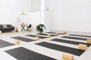 Satya Yoga Studio | Clases de Yoga y meditación en Sant Adrià, Barcelona
