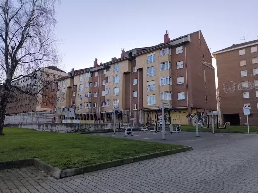 Zona de juegos biosaludables para personas mayores Fábrica de Loza